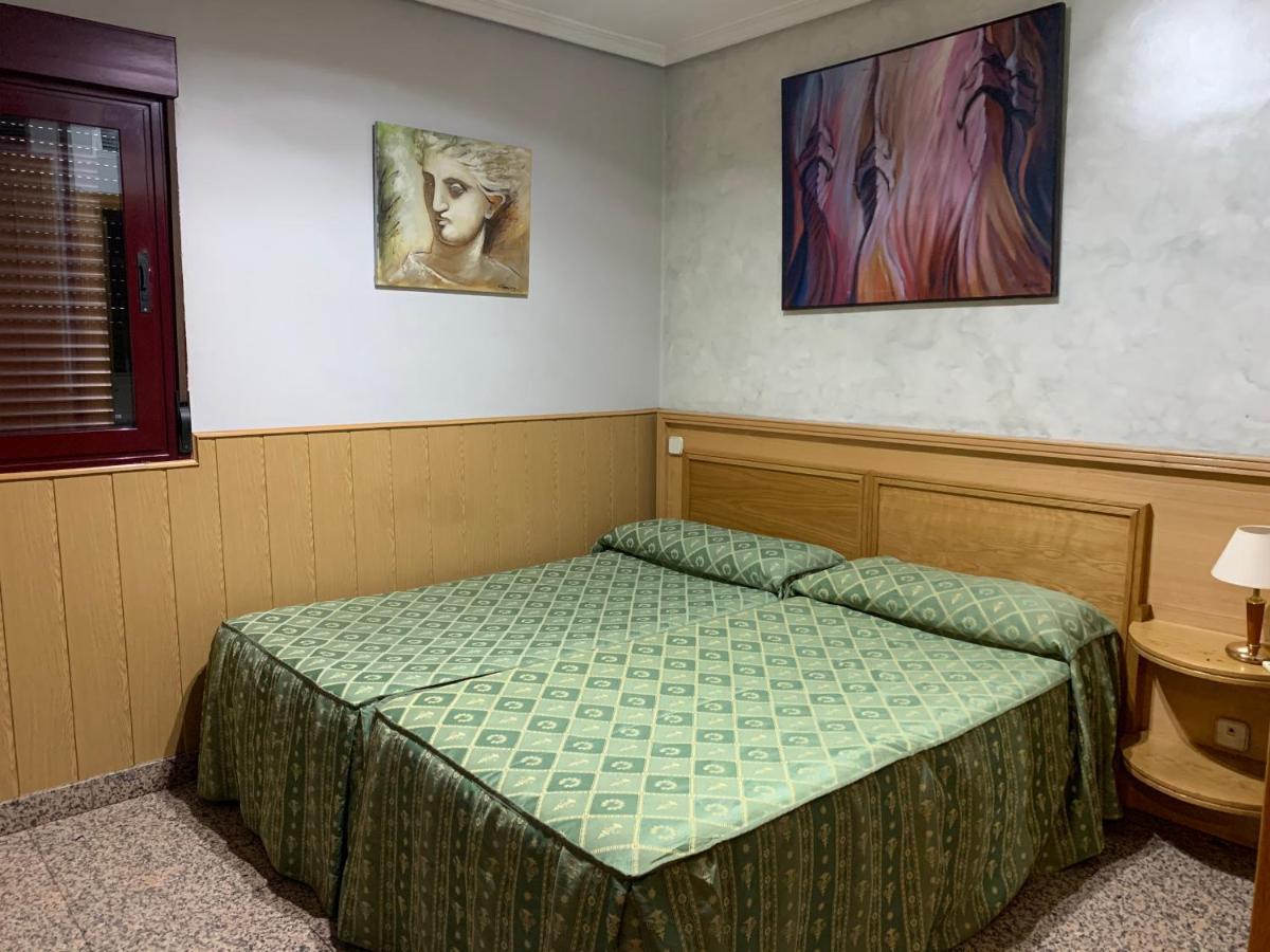 Hostal Juan Xxiii ซานเซบัสเตียน เดลอส เรเยส ภายนอก รูปภาพ