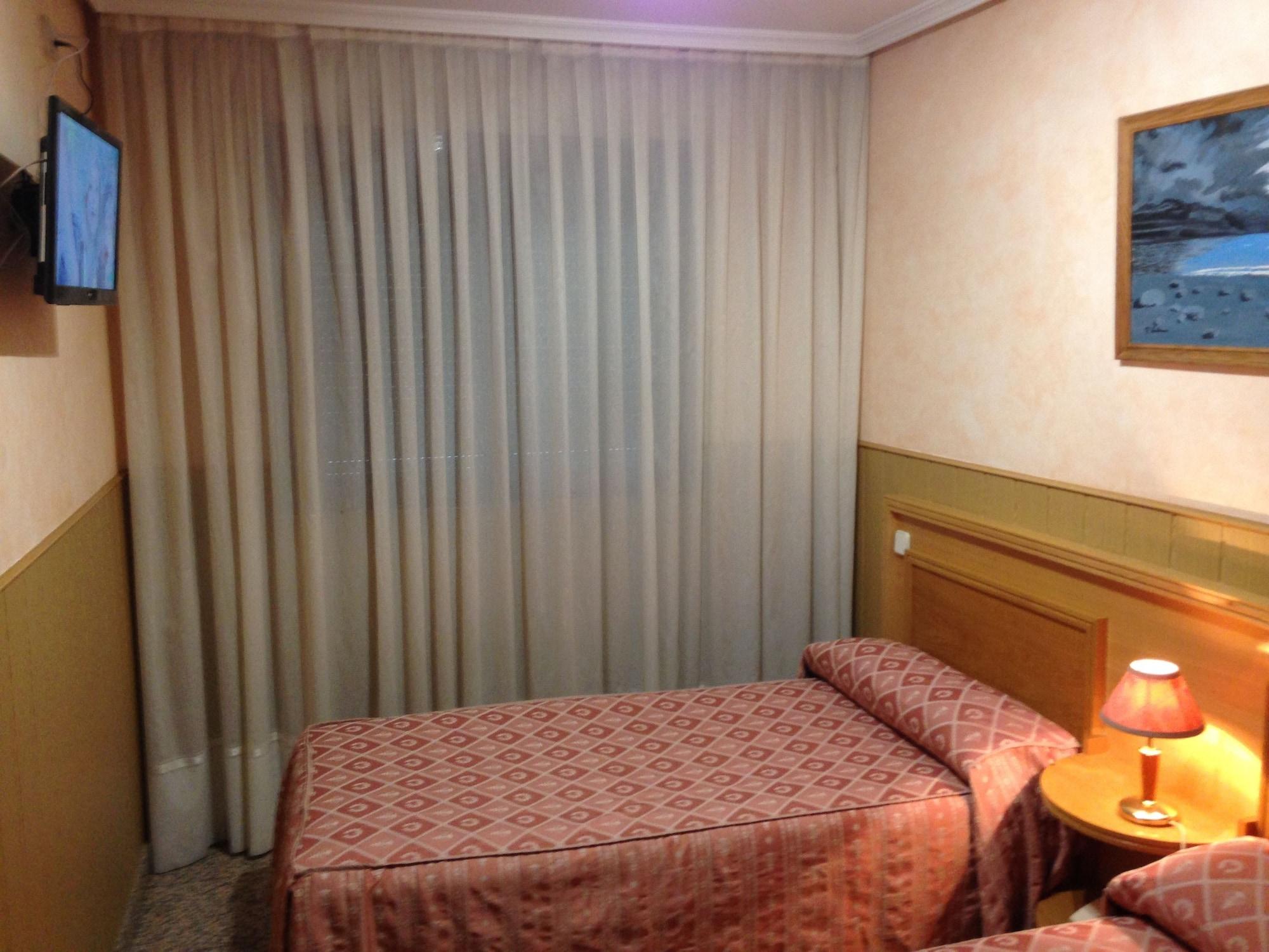 Hostal Juan Xxiii ซานเซบัสเตียน เดลอส เรเยส ภายนอก รูปภาพ
