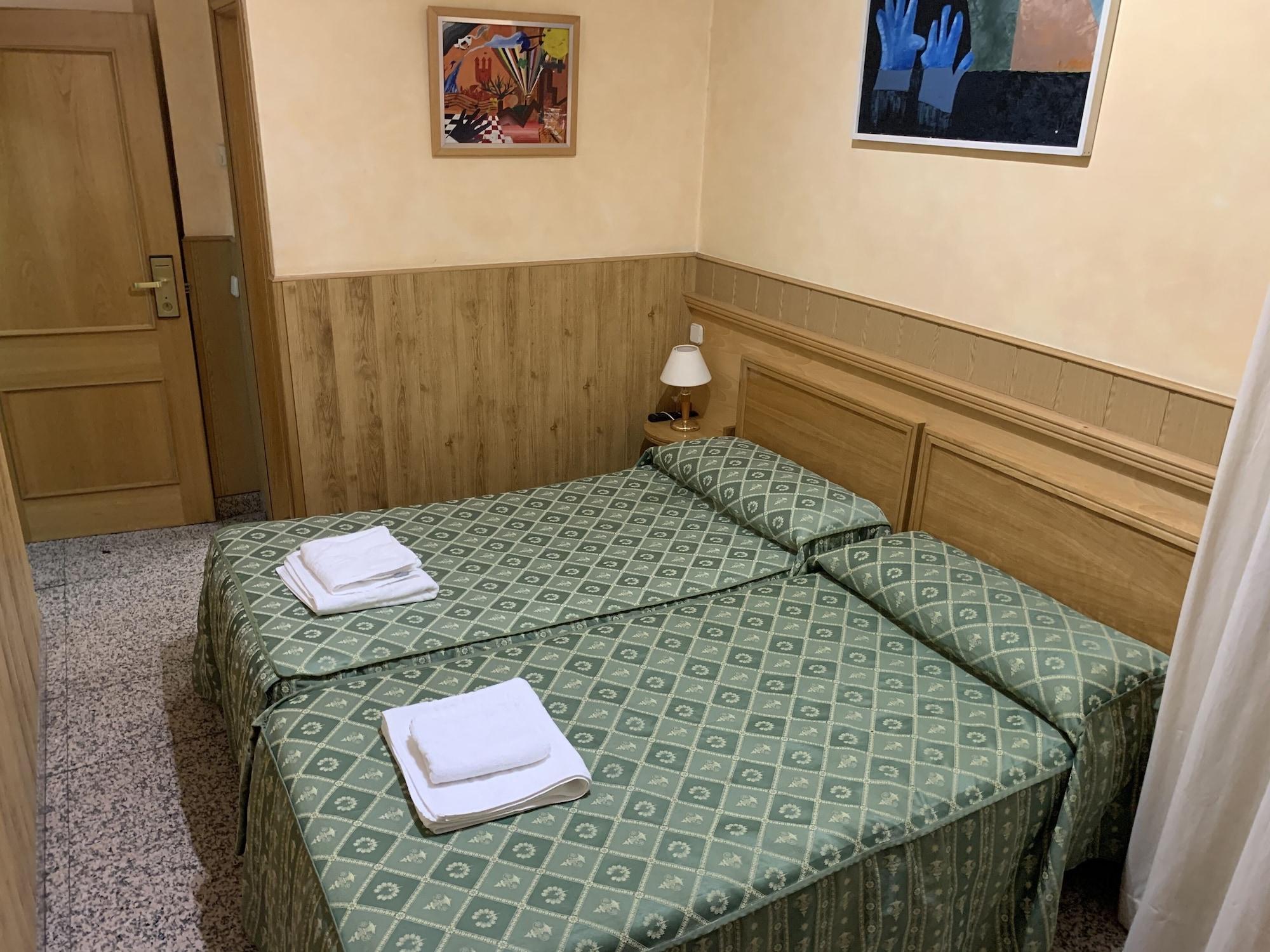 Hostal Juan Xxiii ซานเซบัสเตียน เดลอส เรเยส ภายนอก รูปภาพ