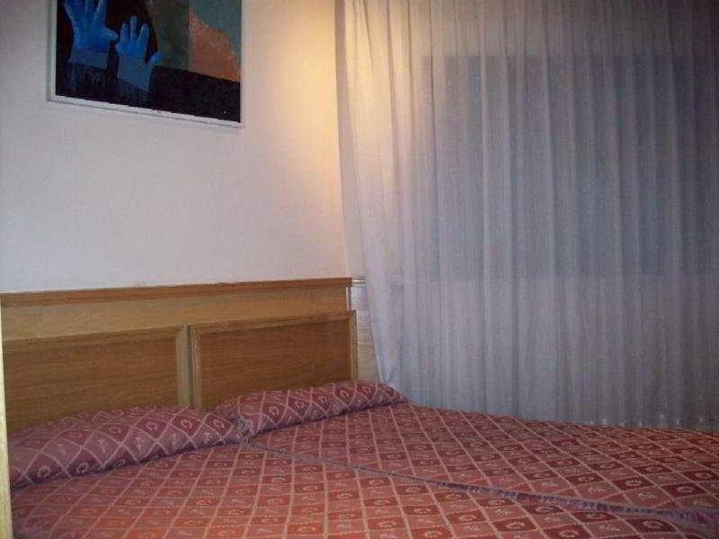 Hostal Juan Xxiii ซานเซบัสเตียน เดลอส เรเยส ห้อง รูปภาพ