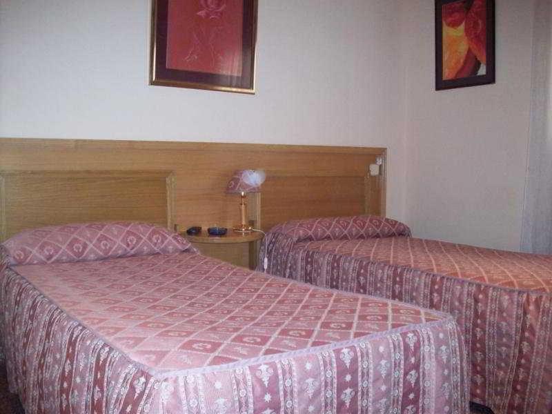 Hostal Juan Xxiii ซานเซบัสเตียน เดลอส เรเยส ห้อง รูปภาพ