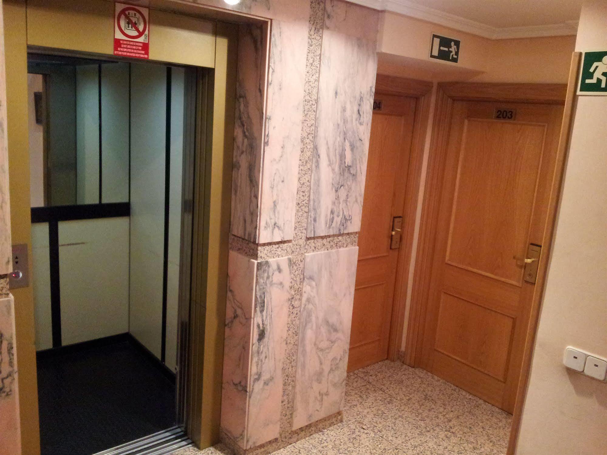 Hostal Juan Xxiii ซานเซบัสเตียน เดลอส เรเยส ภายนอก รูปภาพ