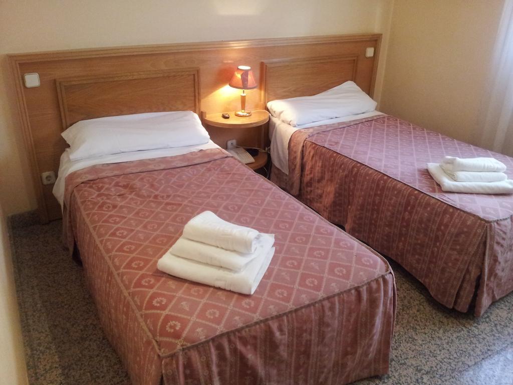 Hostal Juan Xxiii ซานเซบัสเตียน เดลอส เรเยส ภายนอก รูปภาพ