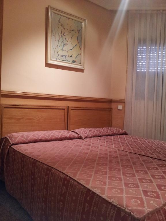 Hostal Juan Xxiii ซานเซบัสเตียน เดลอส เรเยส ภายนอก รูปภาพ