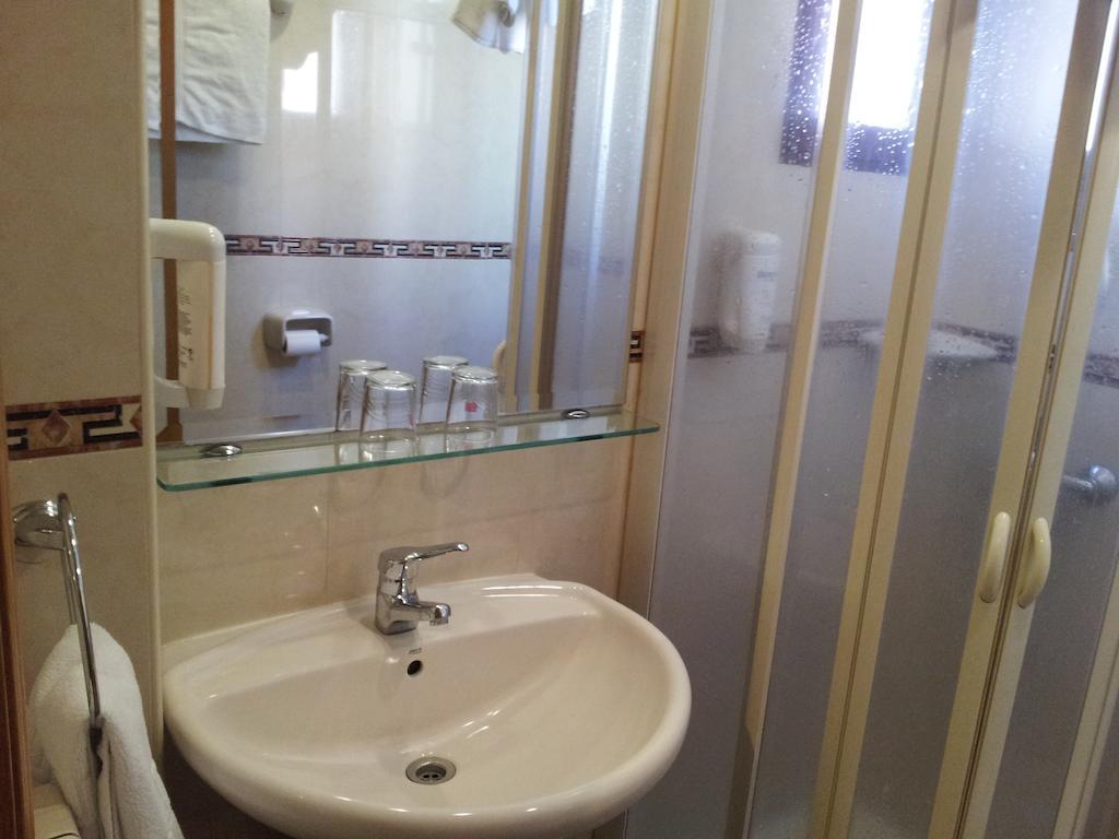 Hostal Juan Xxiii ซานเซบัสเตียน เดลอส เรเยส ภายนอก รูปภาพ