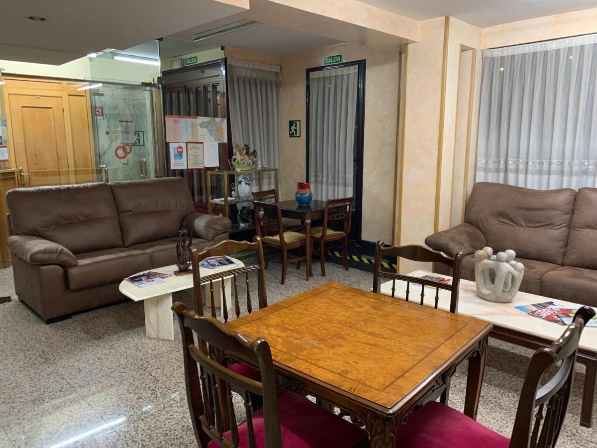 Hostal Juan Xxiii ซานเซบัสเตียน เดลอส เรเยส ภายนอก รูปภาพ